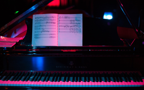 Ein Klavier mit Noten