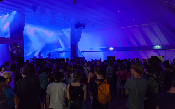 Viele Menschen in einem Pavillon