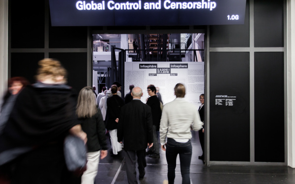 Menschen laufen auf durch eine Tür über der "GLOBAL CONTROL AMD CENSORSHIP" steht