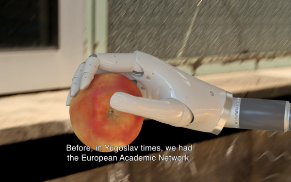 A roboter hand holds an apple