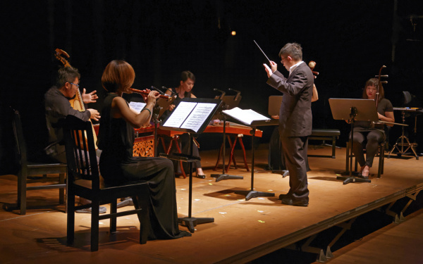 Ein vierköpfiges Orchester mit Dirigent