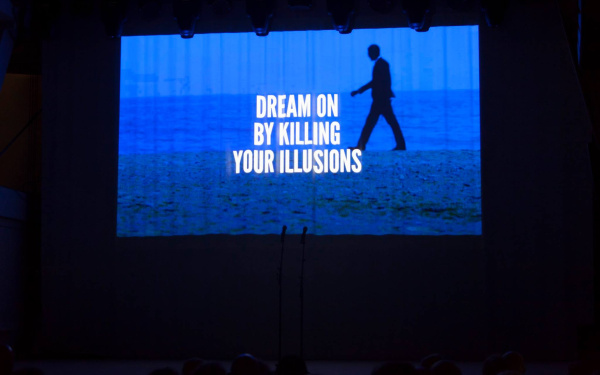 Weißer Text auf blauem Grund: Dream on by killing your illusions