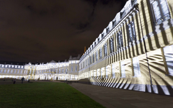 Diagonale, leuchtende Striche auf der Schlossfassade