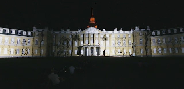Die Schlossfassade mit einer Projektion