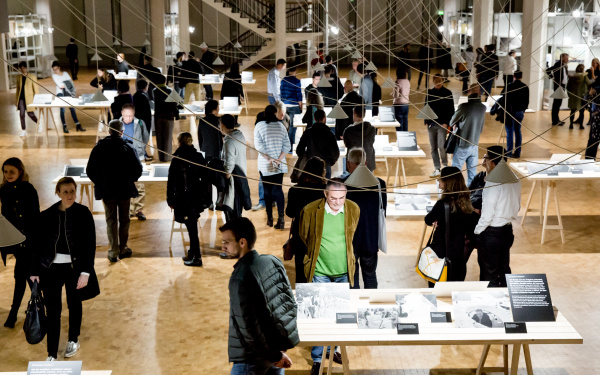 Besucher in der Ausstellung »Frei Otto. Denken in Modellen«