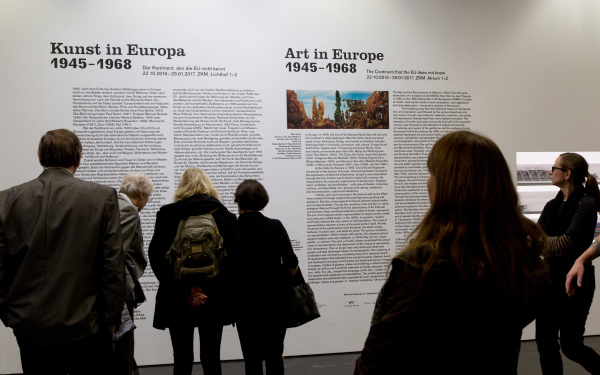 Besucher am Eingang der Ausstellung »Kunst in Europa 1945–1968«