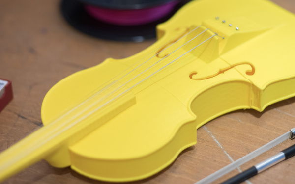 Eine gelbe Geige aus dem 3-D-Drucker