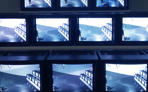 Blick in die Ausstellung »Radical Software«: Blick auf die Videoinstallation »Track Trace« von Frank Gillette.