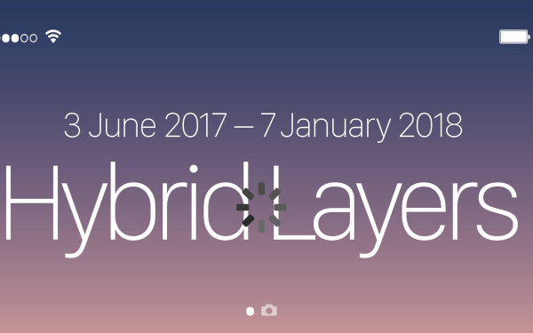 White lettering »Hybrid Layers« on a gradient from dark blue to pink