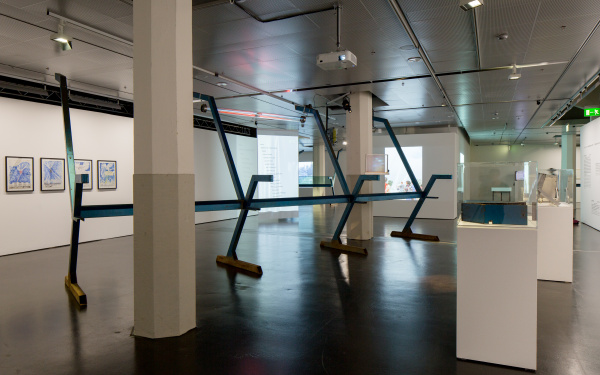 Blick in die Ausstellung »Centerbeam. Eine performative Skulptur des CAVS«