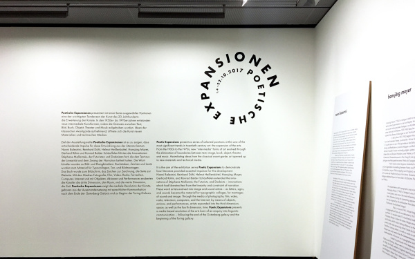 Eingangsraum der Ausstellung »Poetische Expansionen«