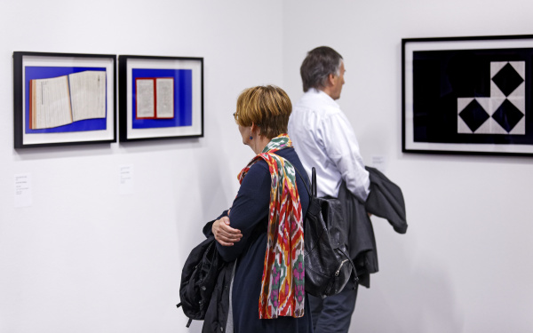 Besucher in der Ausstellung »Reinhard Döhl: Alles ist möglich. Alles ist erlaubt.«