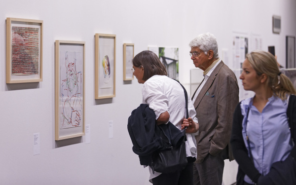 Besucher in der Ausstellung »Helmut Heißenbüttel: schreiben sammeln senden«