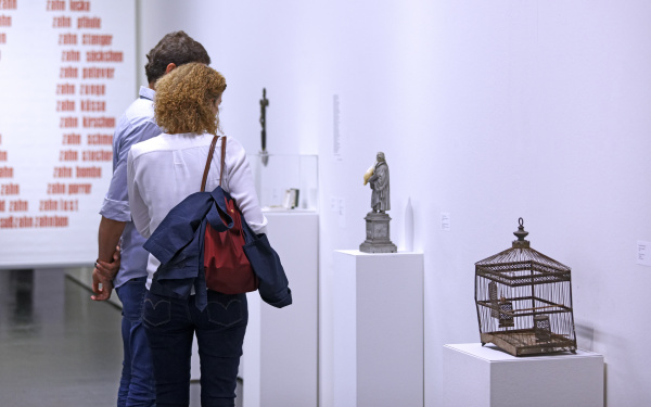  The photo shows visitors in front of artworks by Konrad Balder Schäuffelen