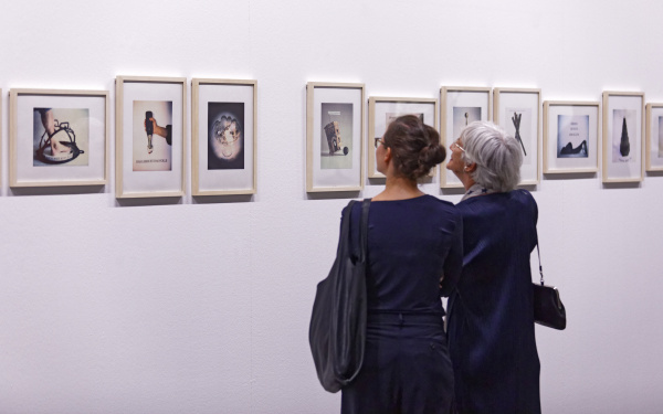 Besucher in der Ausstellung »Konrad Balder Schäuffelen: sprache ist fuer wahr ein koerper«