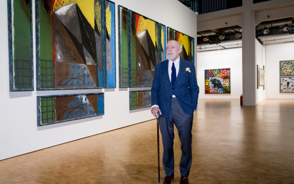 Markus Lüpertz is standing in front of a painting