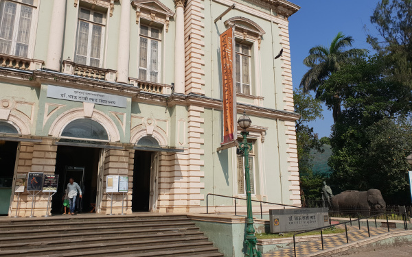 Das Foto zeigt den Eingang des Dr. Bhau Daji Lad Museums in Mumbai