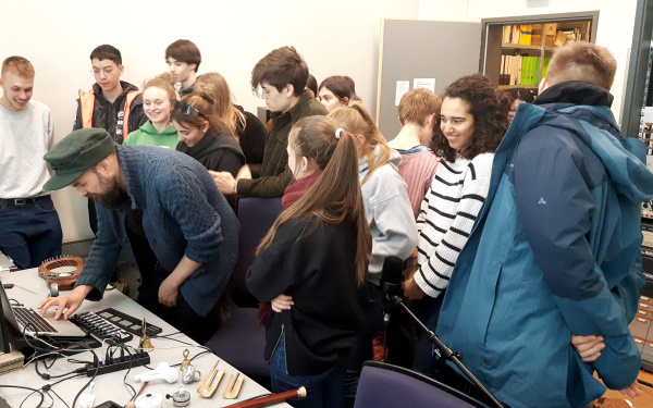 Viele junge Schüler stehen in einem Raum im Rahmen einer Veranstaltung der Kulturakademie.