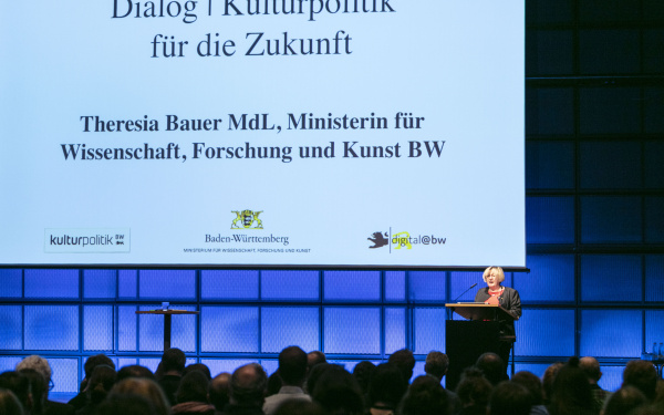 Begrüßung von Ministerin Theresia Bauer bei einer Veranstaltung im Rahmen des Forums »Digitale Welten BW«