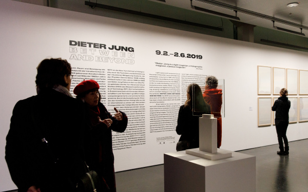 Visitors at the exhibition »Dieter Jung. Between and Beyond« 