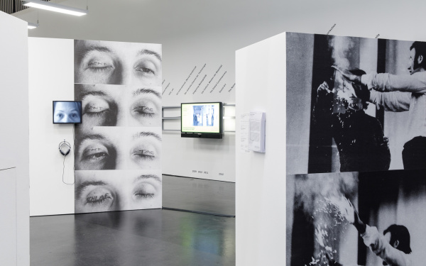 In the middle two movable walls, on the right wall a screen and text. On the movable wall, at the left, a small screen with headphones and printed large photos of eyes, on whose lids "day", "night" or "sleep" are written.