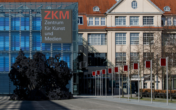 Das Gebäude des ZKM mit Kubus, Videowall und des Klang-Pavillons The Morning Line davor.