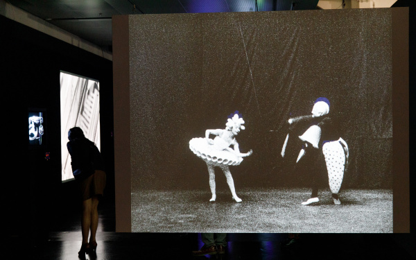 Foto einer Leinwand mit einem Ballett-Video in Schwarz-Weiß – Eine Impression der Ausstellung »bauhaus.film.expanded« am ZKM Karlsruhe.