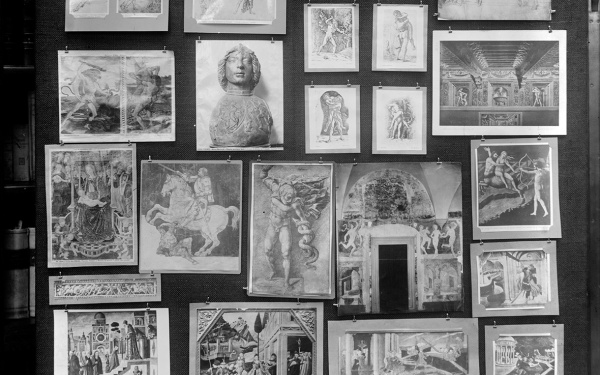 Aufnahme der Tafel 32 des Mnemosyne Bilderatlas: Schwarze Tafel mit Fotos unterschiedlicher Kunstwerke