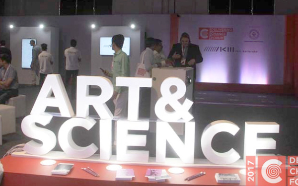 Das Bild zeigt den Schriftzug »Art & Science« auf dem Delivering Change Forum in Indien 