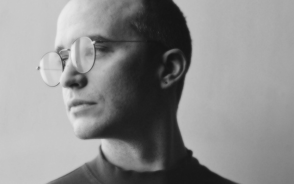Schwarz-weiß Portrait eines Mannes mit Brille