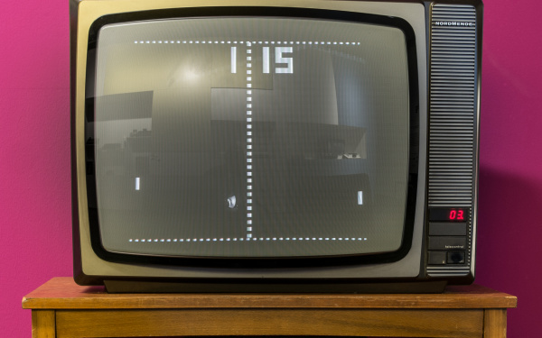Röhrenfernseher mit dem Spiel Tennis und eine angeschlossene Bildschirmspiel01 Konsole.
