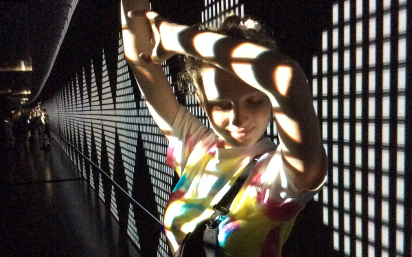 Eine Schülerin wird von einer Projektion bestrahlt im Rahmen der Veranstaltung »Art im Puls«.