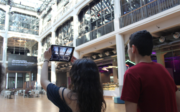 Zwei Schüler die mit einem iPad ein Foto von der Decke des ZKM aufnehmen im Rahmen der Veranstaltung »Global Sound«. 