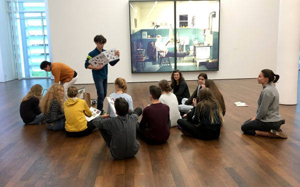 Eine Gruppe von Schülern sitzen im Kreis im Rahmen der Veranstaltung »Art im Puls«.