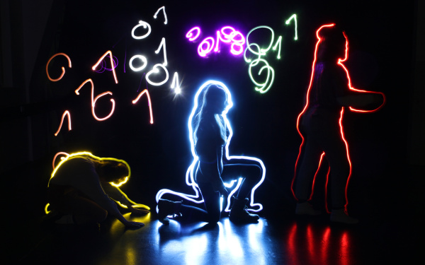 Eine Lichtshow gestaltet unterschiedliche Figuren im Rahmen der Veranstaltung »Art im Puls«.