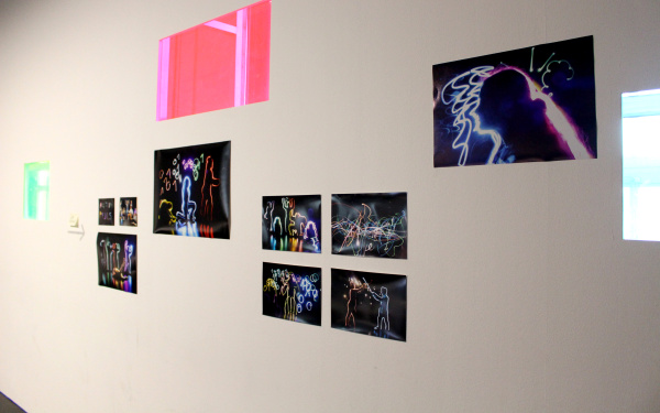 Zu sehen sind verschiedene Fotoaufnahme auf der Wand im Rahmen der Veranstaltung »Art im Puls«.