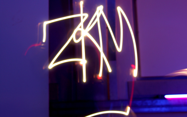 Zu sehen ist das Wort ZKM in leuchtendem Schriftzug aus Leuchtstäben im Rahmen einer Veranstaltung der Kulturakademie. 