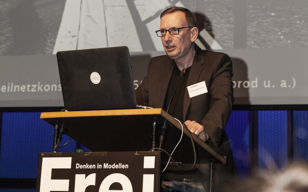 Joachim Kleinmanns bei seinem Vortrag im Rahmen des Frei Otto Symposiums »Architektur als vermutete Zukunft«