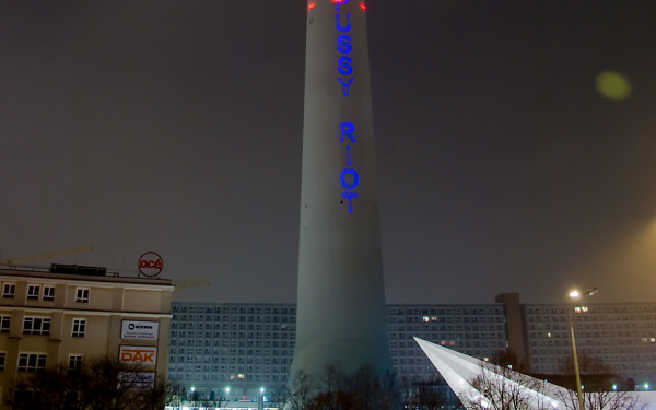 Auf dem Berliner Fernsehturm ist eine Laserprojektion zu sehen, mit dem Spruch "free pussy riot"