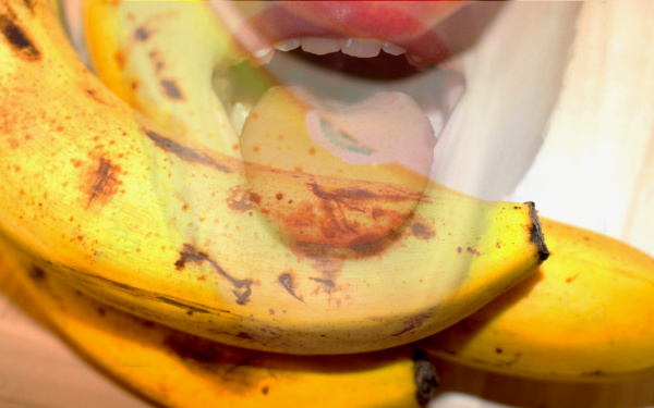 Zu sehen ist eine Fotomontage mit einer Zunge und einer Banane im Rahmen der Veranstaltung »Art im Puls«.