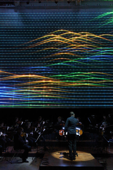 Lichtkunstkonzert mit dem SWR Vokalensemble Stuttgart, dem Stuttgarter Kammerorchester, der Künstlerin rosalie und ihrer Lichtinstallation CHROMA_LUX im ZKM_Foyer