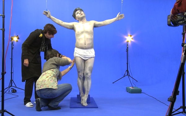 Das Bild zeigt die Künstlerin Rosali bei der Produktion der Videoarbeit »His Way«