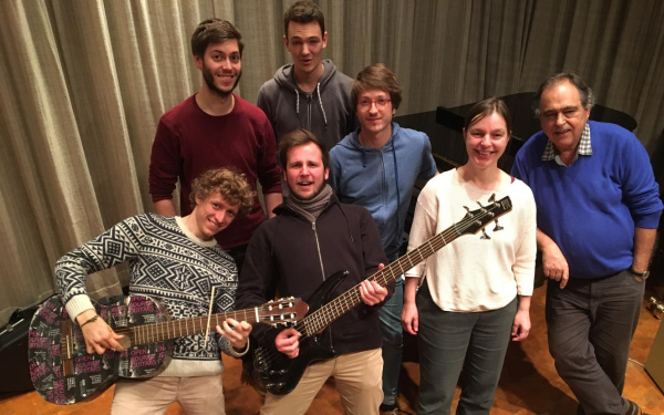 Das Bild zeigt sieben Mitglieder des Gitarrenensembles »Moving Sounds«