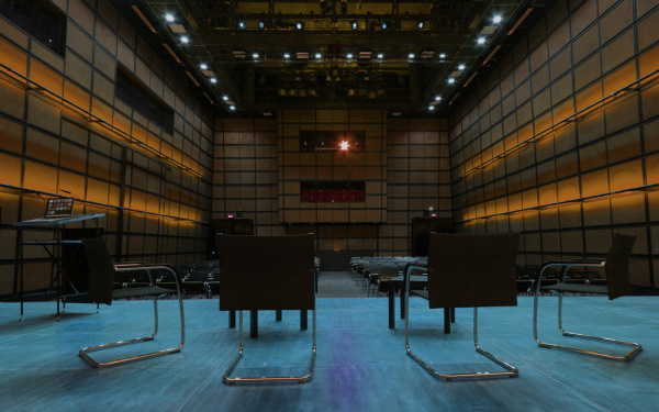 Stühle auf der Bühne, Blick ins Publikum