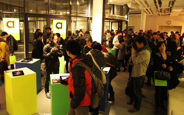 Ein mit Menschen gefüllter Ausstellungsraum des AppArtAward auf Reisen