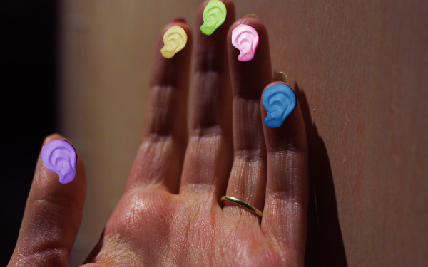 Zu sehen ist eine Fotomontage mit einer Hand und bunten Farbklecksen im Rahmen der Veranstaltung »Art im Puls«.