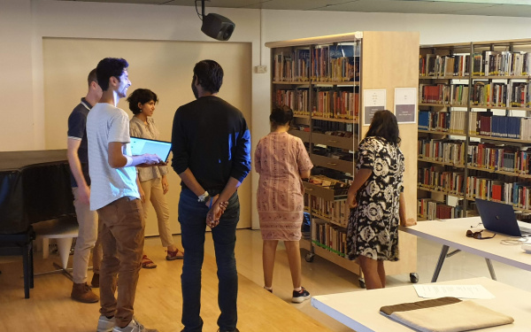Zu sehen sind viele Menschen in einem Bibliotheksraum im Rahmen eines Workshops des ZKM im Goethe-Institut in Mumbai.