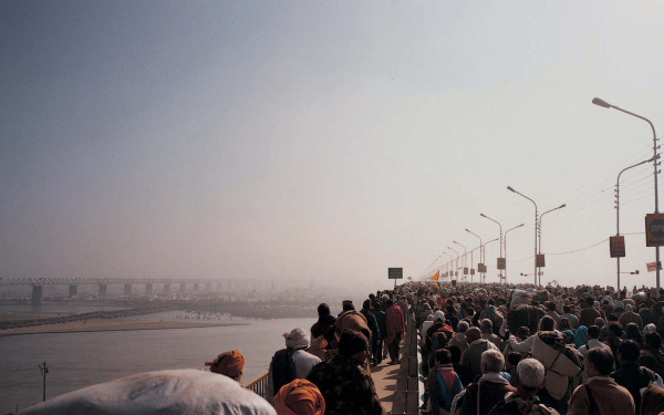 Menschenmassen auf einer Brücke