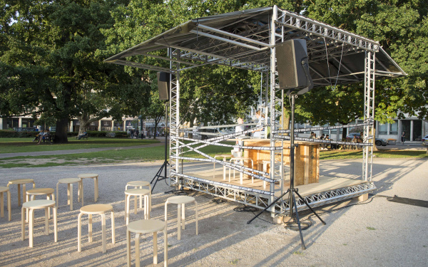 Die Installation »Spacecraft_ZKM« aus einem Bühnengerüst und Stühlen.