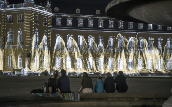 From the Karlsruher Schloss floods the projection mapping of artist Eyal Gever